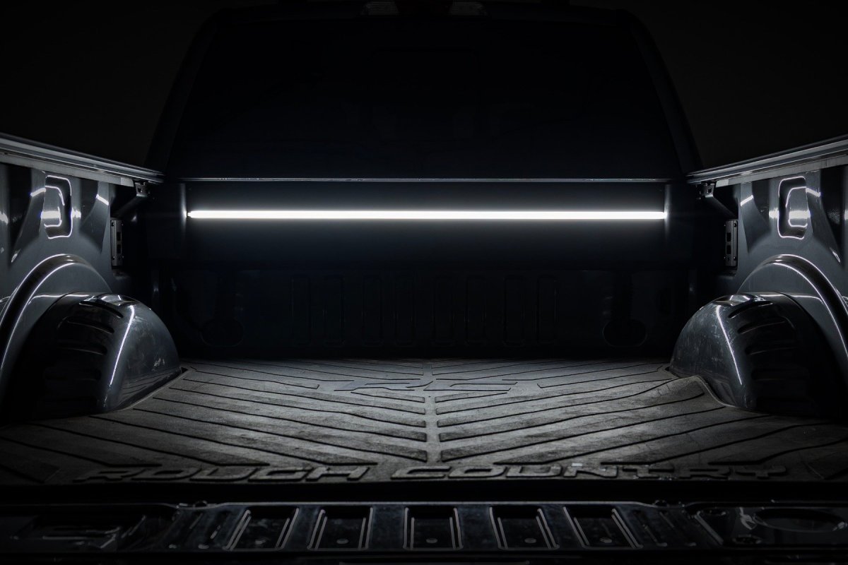 Ford F-250 Super Duty Powered Retractable Bed Cover - Rough Country - Powered Retractable, Heavy-Duty Aluminum, 6'10